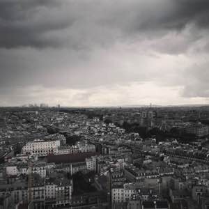 Il faisait moche donc j'ai mis un filtre noir et blanc, histoire de rendre Paris encore plus triste #paris #city #panorama #blackandwhite